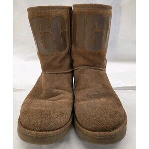 UGG Classic Short Logo Boots Women’s Size 8 Chestnut Suede 1108230-CHE